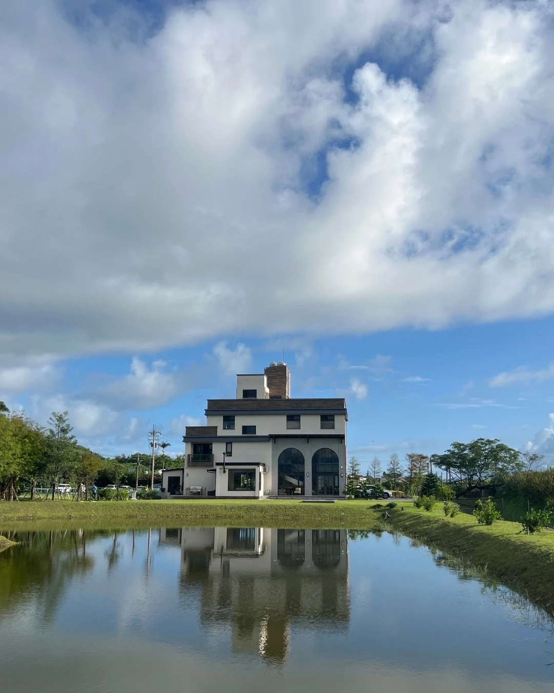 呼應現代人對「體驗」的重視，在這裡每一口咖啡、每一次的遠望都像是在跟周遭景色對話。餐點的部分提供的不是高規格套餐，但是下午茶該有的飲品與蛋糕、輕食等選擇也相當多樣化。空間本身的吸引力，反而讓人願意慢下來聊天、看書或只是凝望戶外的風景，這種放慢生活節奏的感覺本身，就是來到這裡最值得的體驗。