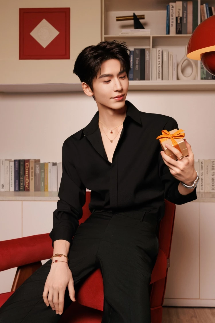 當《逐玉》熱度持續延燒，張凌赫的人氣也從戲劇圈一路蔓延至精品時尚版圖。此次升格為義大利珠寶暨腕錶世家 Bvlgari（寶格麗）品牌大使，不僅再次印證他迅速攀升的市場聲量，也展現品牌對其形象與時尚表現力的高度肯定。在釋出的形廣告中，張凌赫以俐落黑色造型演繹寶格麗經典之作，透過 B.zero1 的建築感線條、Serpenti Viper 的冷冽魅力，以及 Octo Finissimo 腕錶的現代輪廓，讓外界看見他從新生代男演員走向精品寵兒的鮮明姿態。