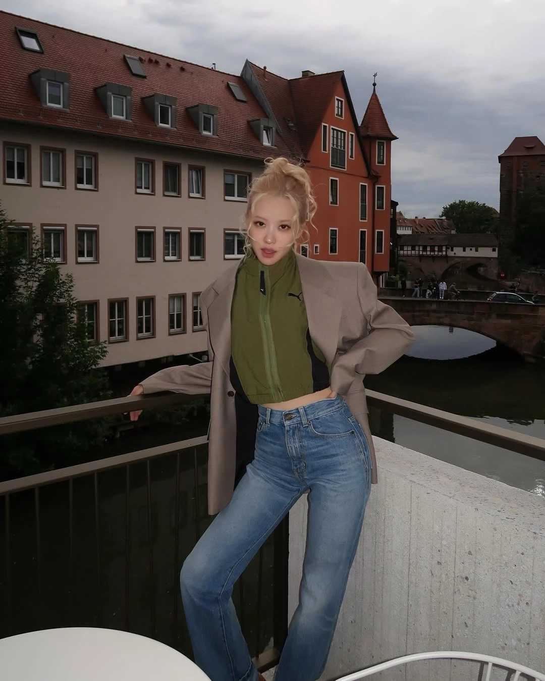 挑高腰牛仔寬褲時，多數人只看標籤寫不寫 high waist。其實真正影響比例的是腰線的落點。理想位置通常落在肚臍上方一點點，視覺上會把腿的起點往上推，整個下半身自然被拉長。如果腰頭只停在肚臍附近，看起來還是普通中腰，修飾效果會弱很多。
