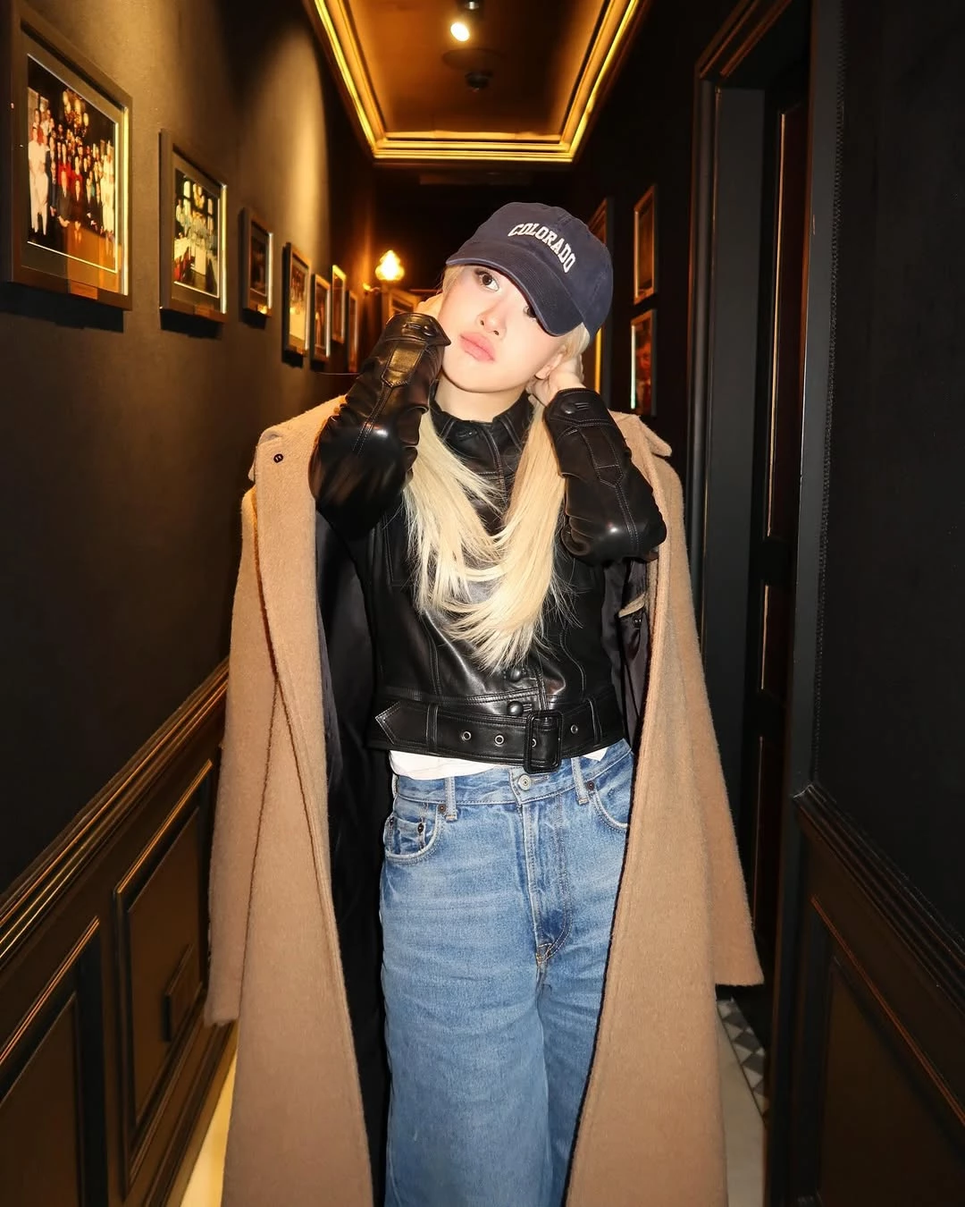 Rosé私服常見的寬褲也多半是這種剪裁，上半段俐落、下半段自然展開。走路時布料會隨著步伐晃動，但輪廓依然保持挺直。視覺效果很直接，腿看起來更長，整體身形也更修長。