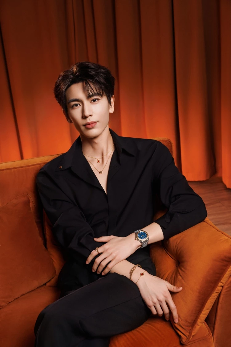 當《逐玉》熱度持續延燒，張凌赫的人氣也從戲劇圈一路蔓延至精品時尚版圖。此次升格為義大利珠寶暨腕錶世家 Bvlgari（寶格麗）品牌大使，不僅再次印證他迅速攀升的市場聲量，也展現品牌對其形象與時尚表現力的高度肯定。在釋出的形廣告中，張凌赫以俐落黑色造型演繹寶格麗經典之作，透過 B.zero1 的建築感線條、Serpenti Viper 的冷冽魅力，以及 Octo Finissimo 腕錶的現代輪廓，讓外界看見他從新生代男演員走向精品寵兒的鮮明姿態。