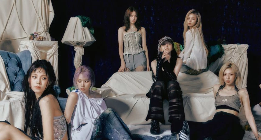 NMIXX 是由 JYP  娛樂所屬子品牌 SQU4D 於 2022 年推出的女子團體，由於經歷 TWICE 與 ITZY 等大勢團，歷時多年才打造完成，因此一出道就備受矚目，加上鮮明的曲風和強勁的舞蹈引起大量關注，甚至被稱為「特種兵女團」。