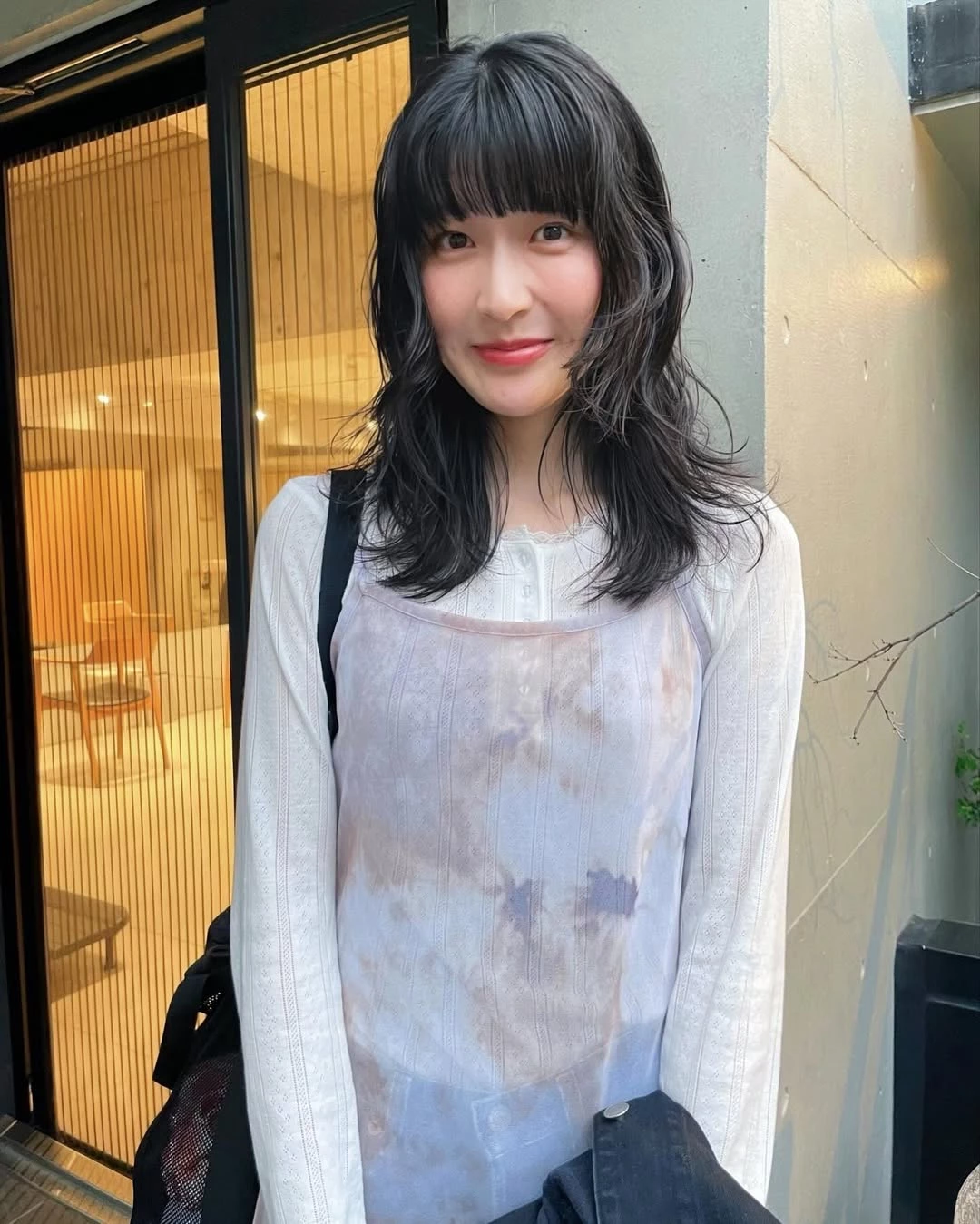 灰色頭髮造型推薦13：線條染萊斯利捲