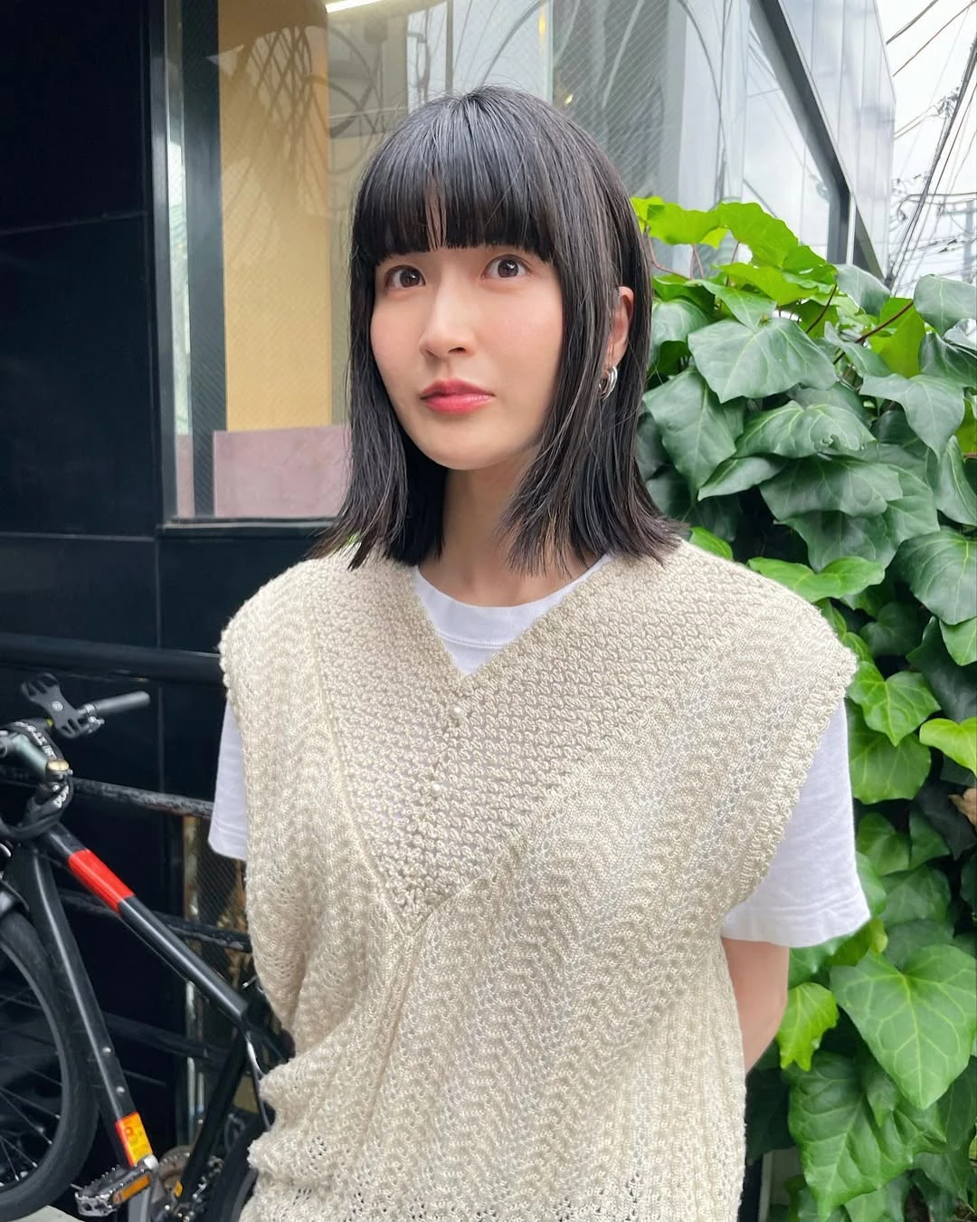 灰色頭髮造型推薦12：齊瀏海鎖骨剪