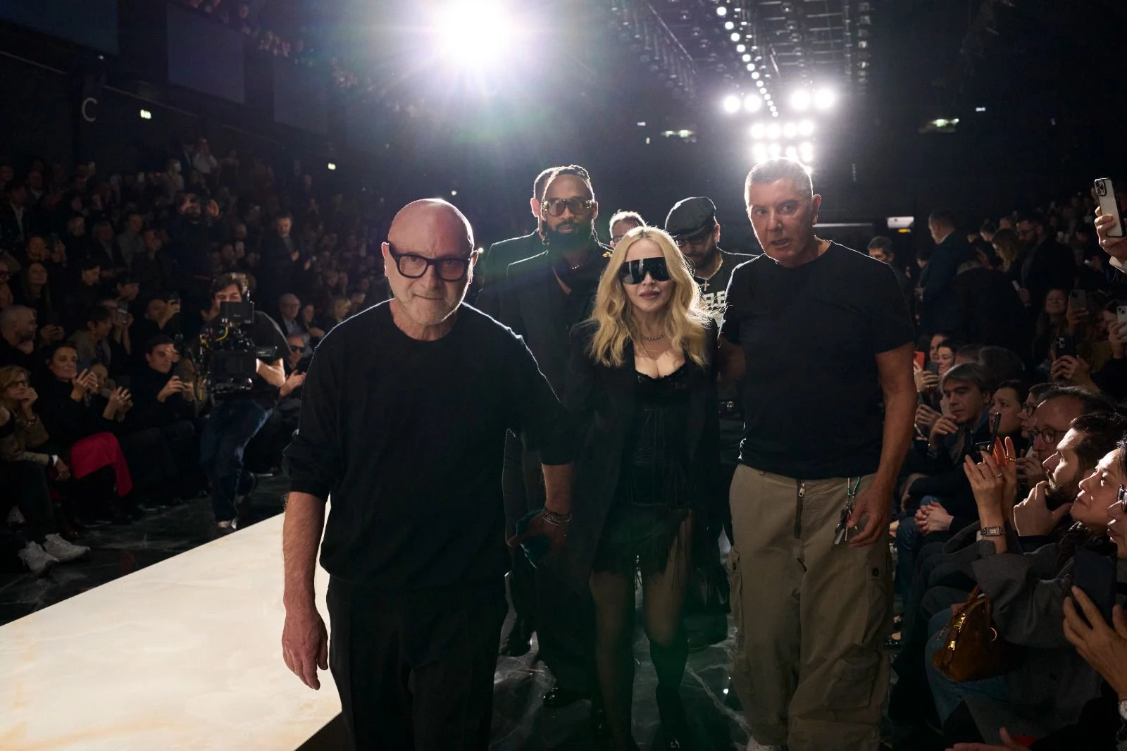 義大利時尚品牌 Dolce & Gabbana 驚傳高層異動。根據《BoF》消息指出，共同創辦人 Stefano Gabbana 已於去年 12 月卸下董事長職務，由現任執行長、也是 Domenico Dolce 兄弟的 Alfonso Dolce 自今年 1 月起接任。這項人事變動先前未曾對外廣泛報導，如今曝光，也讓外界對品牌未來動向格外關注。更受矚目的是，Stefano Gabbana 傳出正評估手中約 40% 股權的各種選項，時間點正值公司即將與銀行債權人展開新一輪債務協商之前，市場因而高度關注這是否意味著品牌經營結構將出現重大變化。Dolce & Gabbana 由 Stefano Gabbana 與 Domenico Dolce 共同創立，兩人不僅是品牌靈魂人物，也長年被視為義大利時尚界最具代表性的搭檔之一。如今隨著 Stefano 淡出董事會核心、又傳出股權安排可能出現變數，「拆夥」傳聞迅速升溫，也為這家經典時裝屋投下震撼彈。