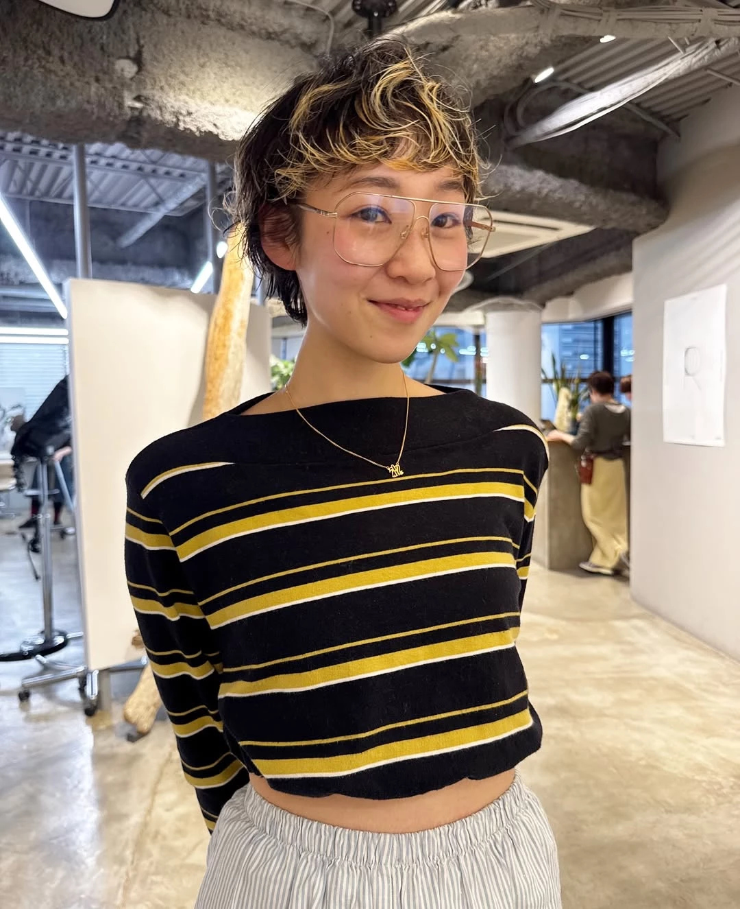眉上瀏海短髮推薦4：萊斯利捲極短髮