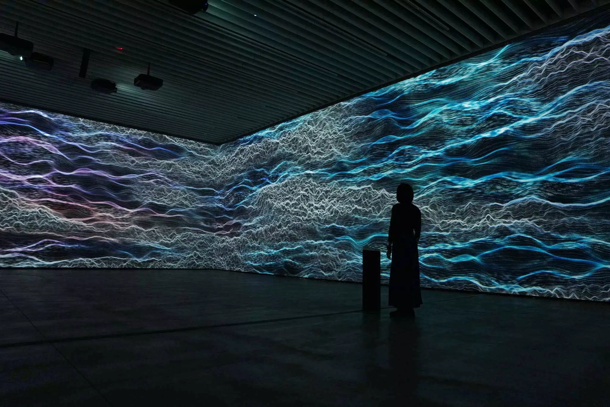 目前南國美籌備處的春節首檔展覽《微光中的寫生者》日前開展