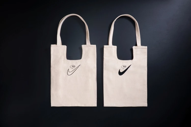這次開幕最值得關注的獨家亮點之一，就是「Nike By Hsu Kuang Han系列活動」。許光漢在開始與Nike合作時提到：「運動讓我保持初心，也讓我回到最原始的感受。」這個獨家系列由許光漢親自設計，並與Nike展開創作對話，成為台北品牌體驗店的重要限定企劃。單筆消費滿NT$8,800且含任一Nike By You產品，即可獲得Nike台北品牌體驗店獨家許光漢創作帆布包1個。