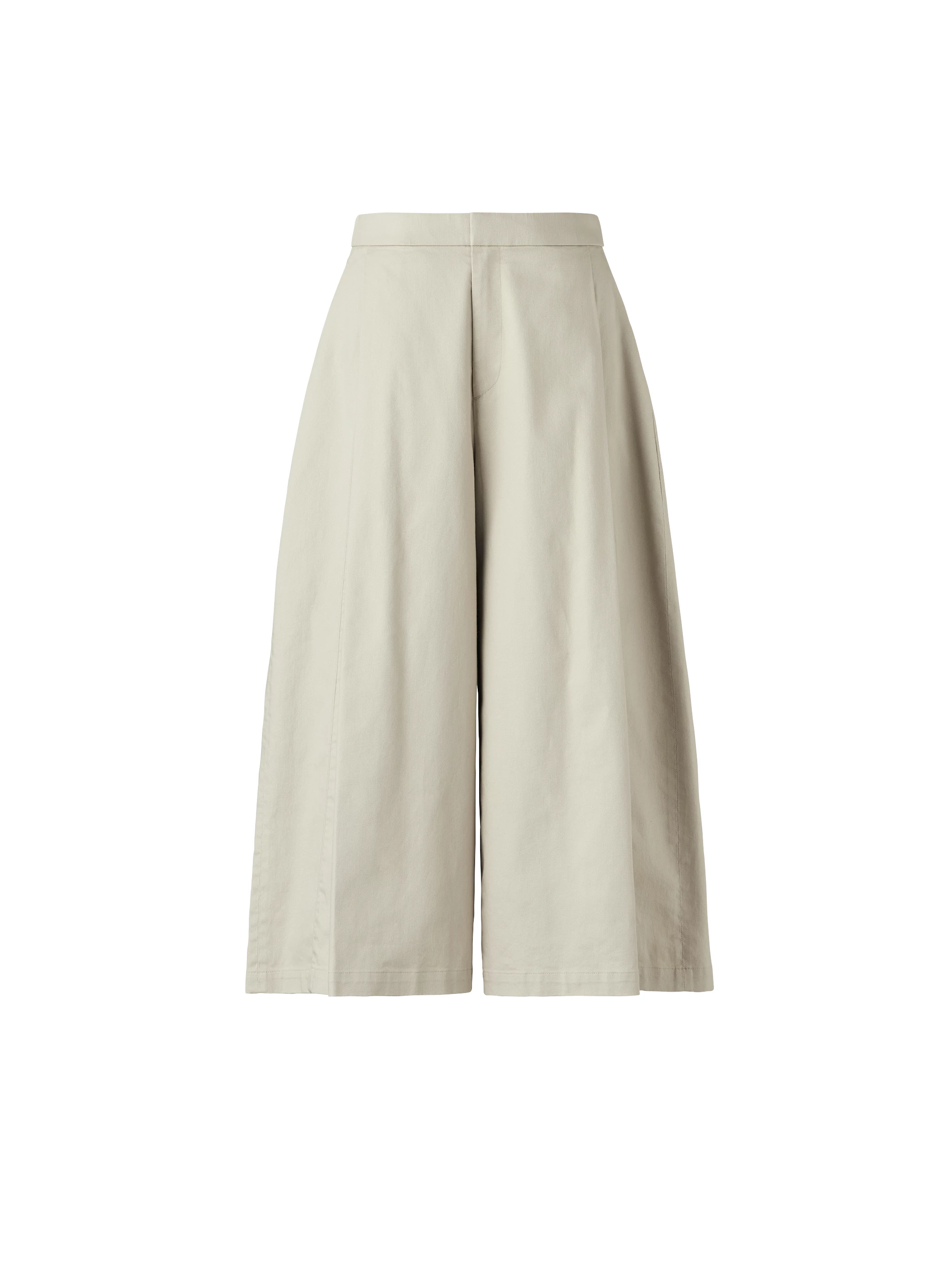 比起一般休閒棉褲穿搭，這件棉質寬褲在版型上更俐落，布料柔軟但不塌，穿起來舒服卻不顯居家感，無論是配上襯衫、針織上衣，都能在輕輕鬆鬆地看起來很時髦！（價格：NTD990）