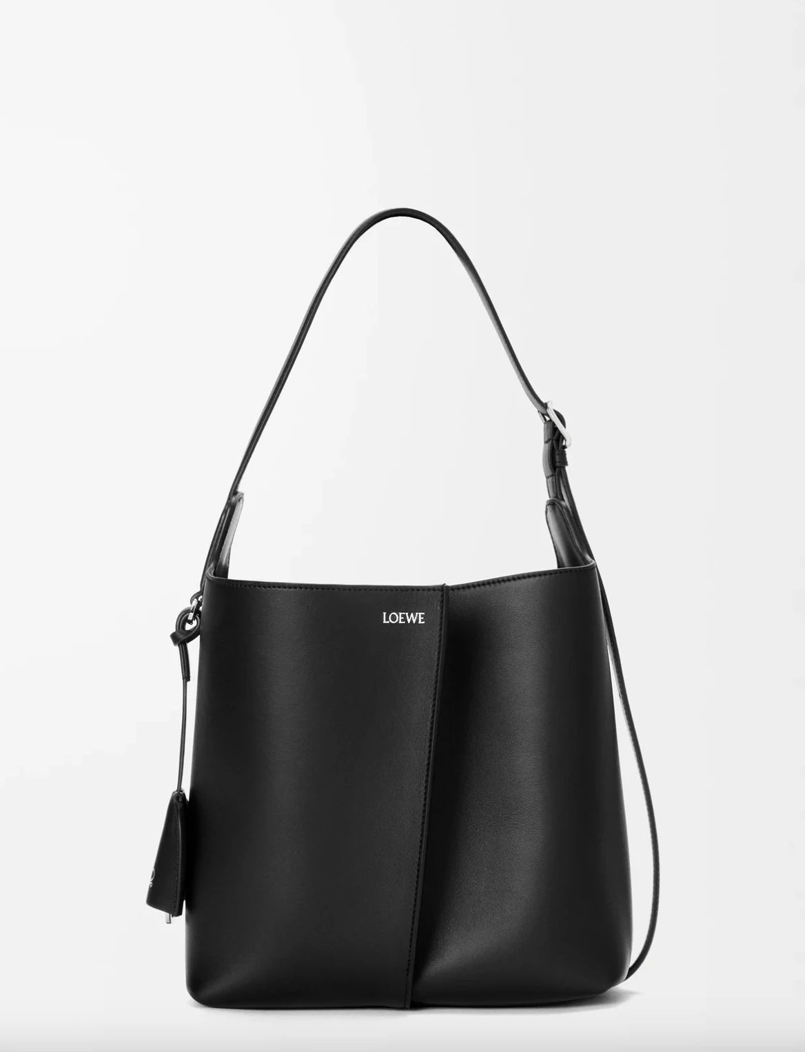 Loewe全新Bilbao水桶包梯形輪廓把線條收得很乾淨，邊角帶一點柔和弧度，背在身上反而多了一點輕鬆感。值得關注的是，皮革拼接加上中央褶襉成為整體的關鍵，讓原本偏極簡的幾何多了一點動態，走動時會自然貼著身形展開，時髦度滿分。