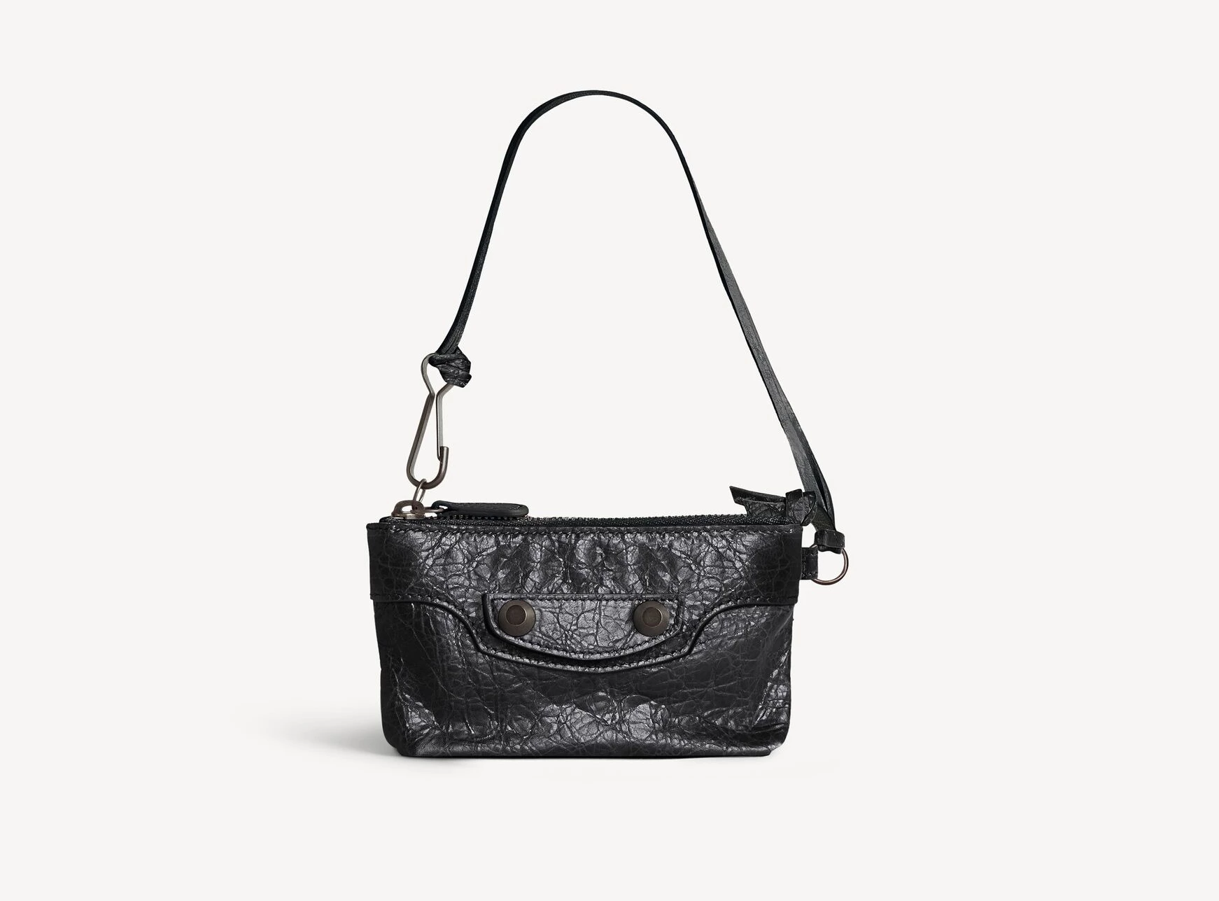 想在兩萬元內找到一款有個性的精品小包,Balenciaga這款以Le City為原型的設計,很適合列入清單。搭配做舊感皺摺皮革紋理與經典鉚釘細節,延續Le City系列最具辨識度的搖滾氣質。雖然尺寸迷你,但拿來收納耳機、卡片、鑰匙剛剛好,如果你有一個酷媽,平常穿搭喜歡黑色系,這款不只價格相對好入手,也很能展現Balenciaga一貫的時髦風格。(價格:NTD13,750)