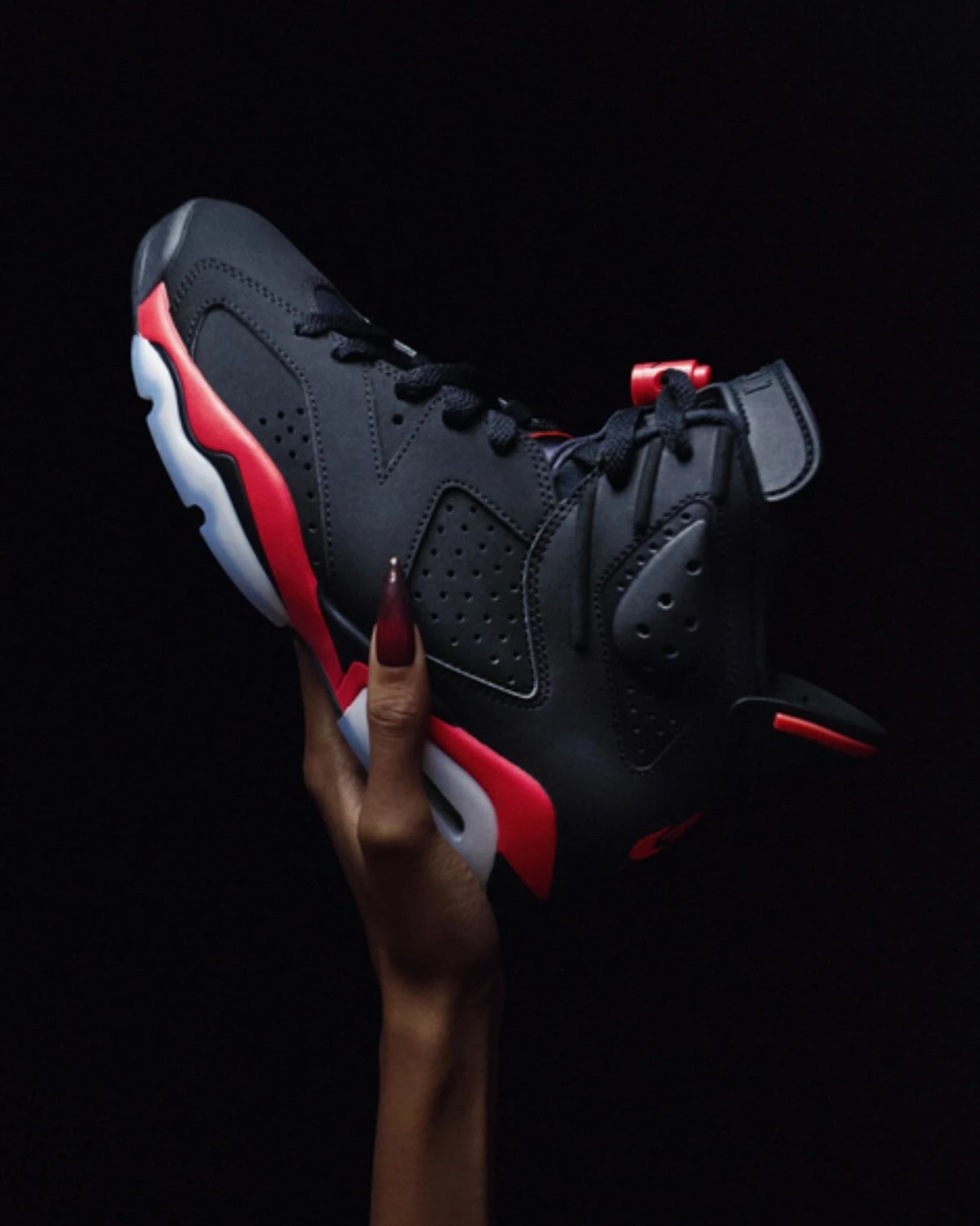 自 1984 年第一雙 Air Jordan 問世以來,是球鞋迷收藏文化的起點,影響力歷久不衰!很多人早已把Jordan Brand當作神級的運動品牌,在傳奇球星 Michael Jordan 的加持下,Air Jordan 1 更是無數人踏入球鞋世界的第一雙鞋,也難怪 Jordan 能與同集團的 Nike 聯手長年霸榜。