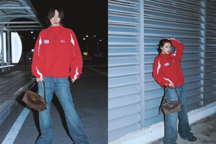 這套穿搭馬思純把重點放在「重量感的平衡」上,Balenciaga紅色運動外套本身有膨度,把視線往上拉;下身牛仔褲則選擇帶垂墜感的直筒寬版型,褲管順著腿線自然落下,反而把線條拉長。沒有刻意強調腰線,但外套長度剛好停在骨盆位置,比例已經被悄悄定好。再加上一款帶點復古感的麂皮包,讓整體不只是休閒,還多了一點質感。