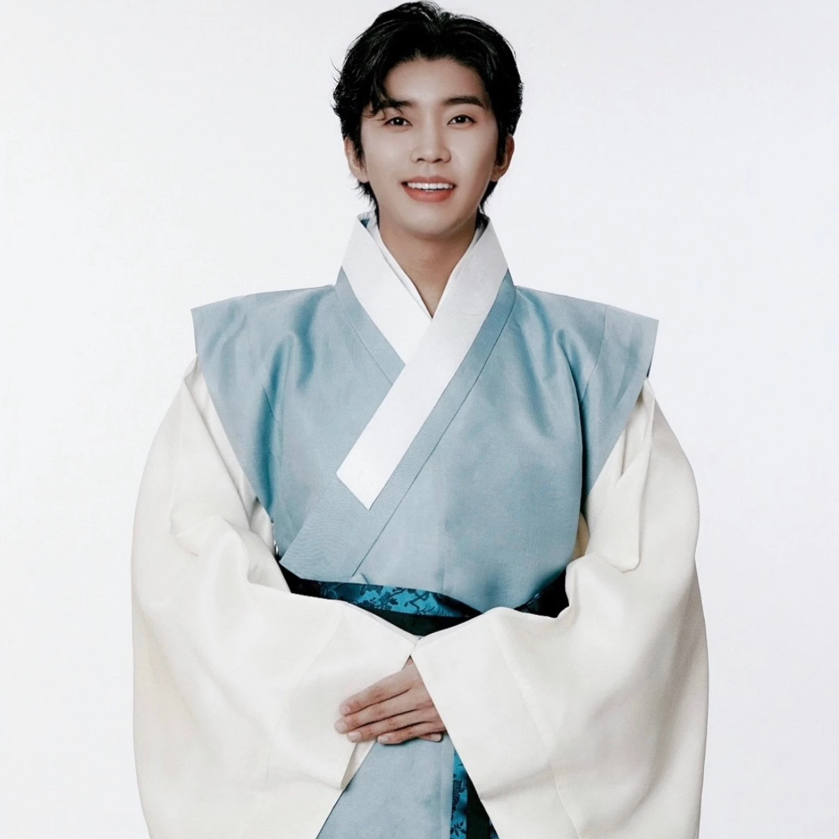 如果說 K-pop 代表韓國流行音樂的全球面向，林英雄則是韓國本土大眾市場與中壯年粉絲經濟的最強代表。近兩年林英雄持續透過專輯、演唱會與全國巡演維持高人氣，他的演唱會門票向來一票難求，粉絲動員力極強，音源、投票、應援與周邊消費都展現驚人實力。