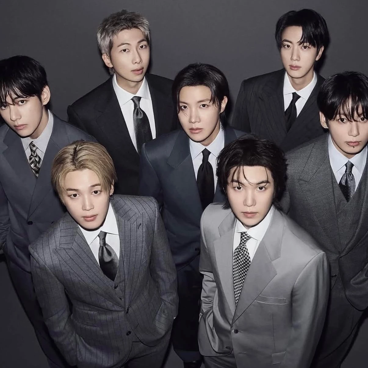冠軍毫無懸念，再次由「宇宙男團」BTS 拿下！過去即使 BTS 陷入全團軍白期，七位成員各自在音樂、時尚、綜藝、藝術與品牌合作持續領域累積聲量，一直到去年成員陸續完成兵役，便如火如荼投入第五張專輯《ARIRANG》以及全新世界巡演，可以說每一步都牽動全球粉絲與娛樂產業關注。