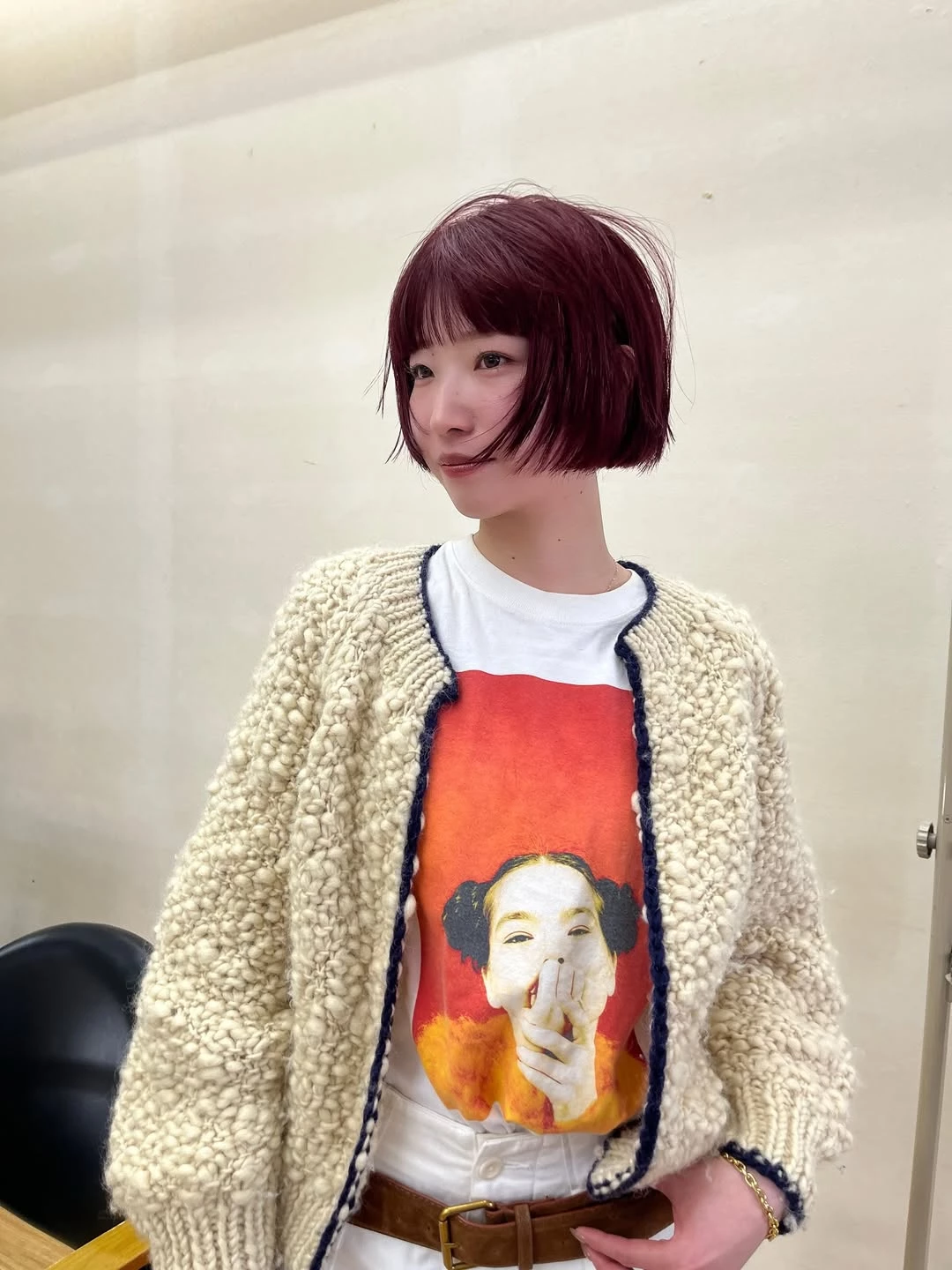 紅色頭髮造型推薦8：齊瀏海學生頭