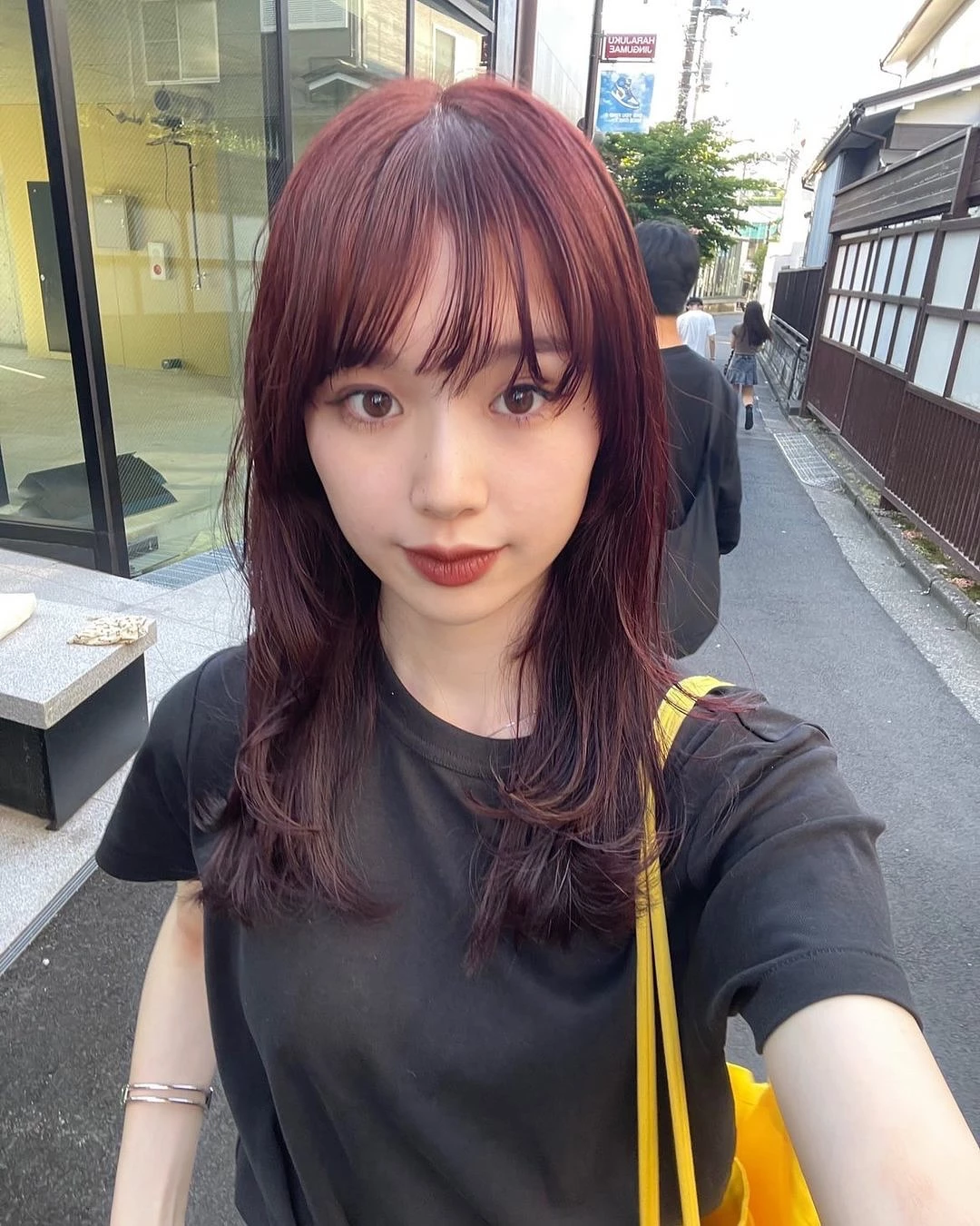 紅色頭髮造型推薦9：手抓捲中長髮