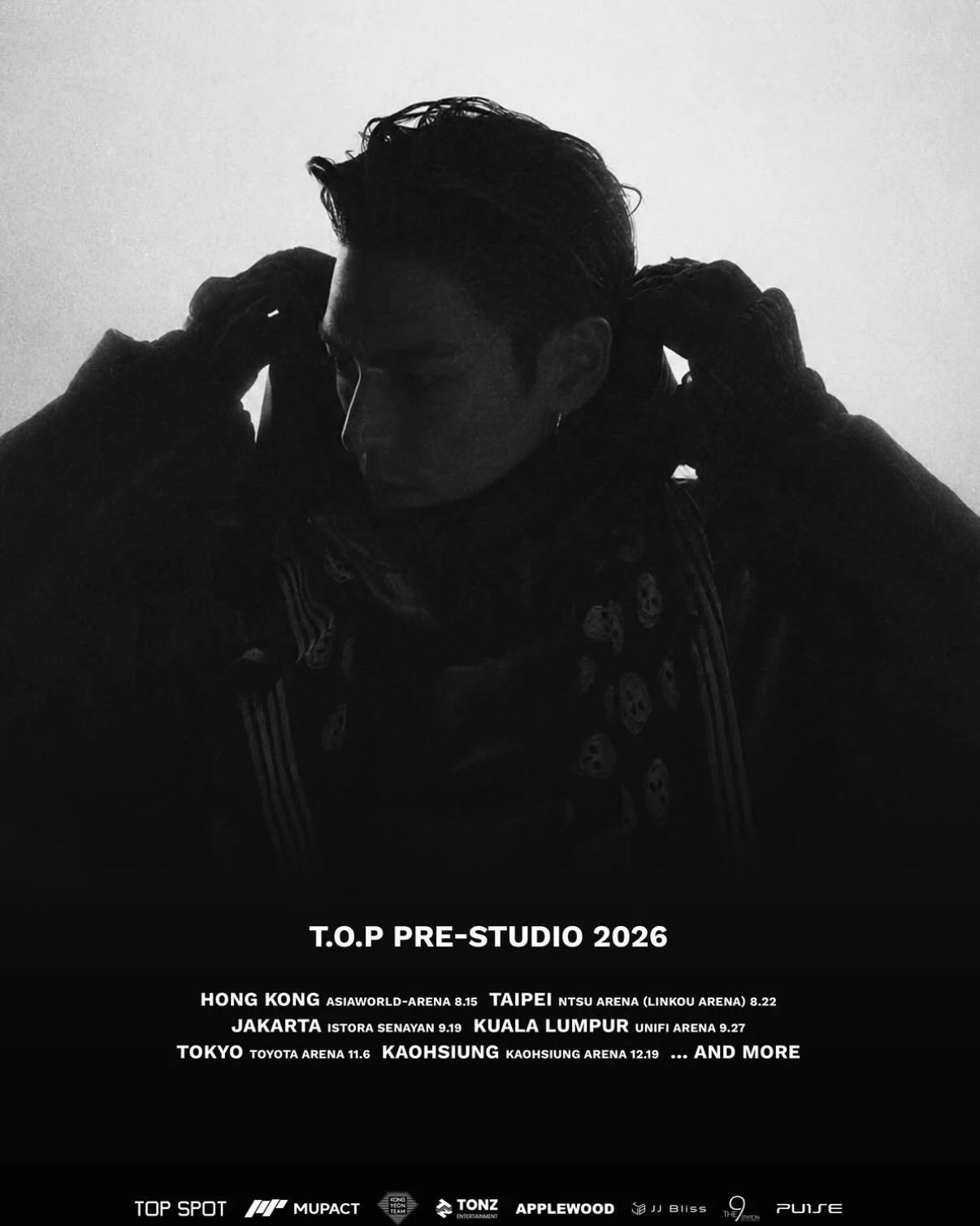 T.O.P（崔勝鉉）早年以 Tempo 之名活躍地下嘻哈圈，後經 YG 選拔，2006 年以 BIGBANG 主 Rapper 身分出道，並以前衛的造型與一首首洗腦神曲成為韓流代表男團之一。2017 年他因負面新聞引發爭議，事業一度停擺，並於 2023 年確認退出 BIGBANG。近年則透過《魷魚遊戲》重返大眾視野，今年再推出首張正規個人專輯《TOP SPOT - ANOTHER DIMENSION》，融合實驗嘻哈、搖滾、爵士與另類音樂元素，展現更個人化的暗黑風格。這次他將首次以個人身份舉辦亞洲粉絲見面會《T.O.P PRE-STUDIO》，並訂定 8 月 22 日在林口體育館、12 月 19 日在高雄巨蛋登場，與台灣粉絲正式見面！