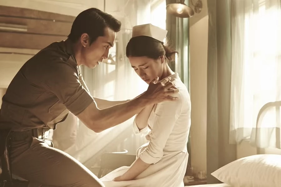 林智妍第一次引起大眾關注,則是 2014 年與「韓流影帝」宋承憲主演的電影《人間中毒》,她飾演讓軍官陷入禁忌愛戀的女子鍾佳欣,這部作品因題材與尺度在當時引發熱烈討論,也讓她被冠上「純欲女神」、「韓版湯唯」等稱號。更讓林智妍拿下多個新人獎。