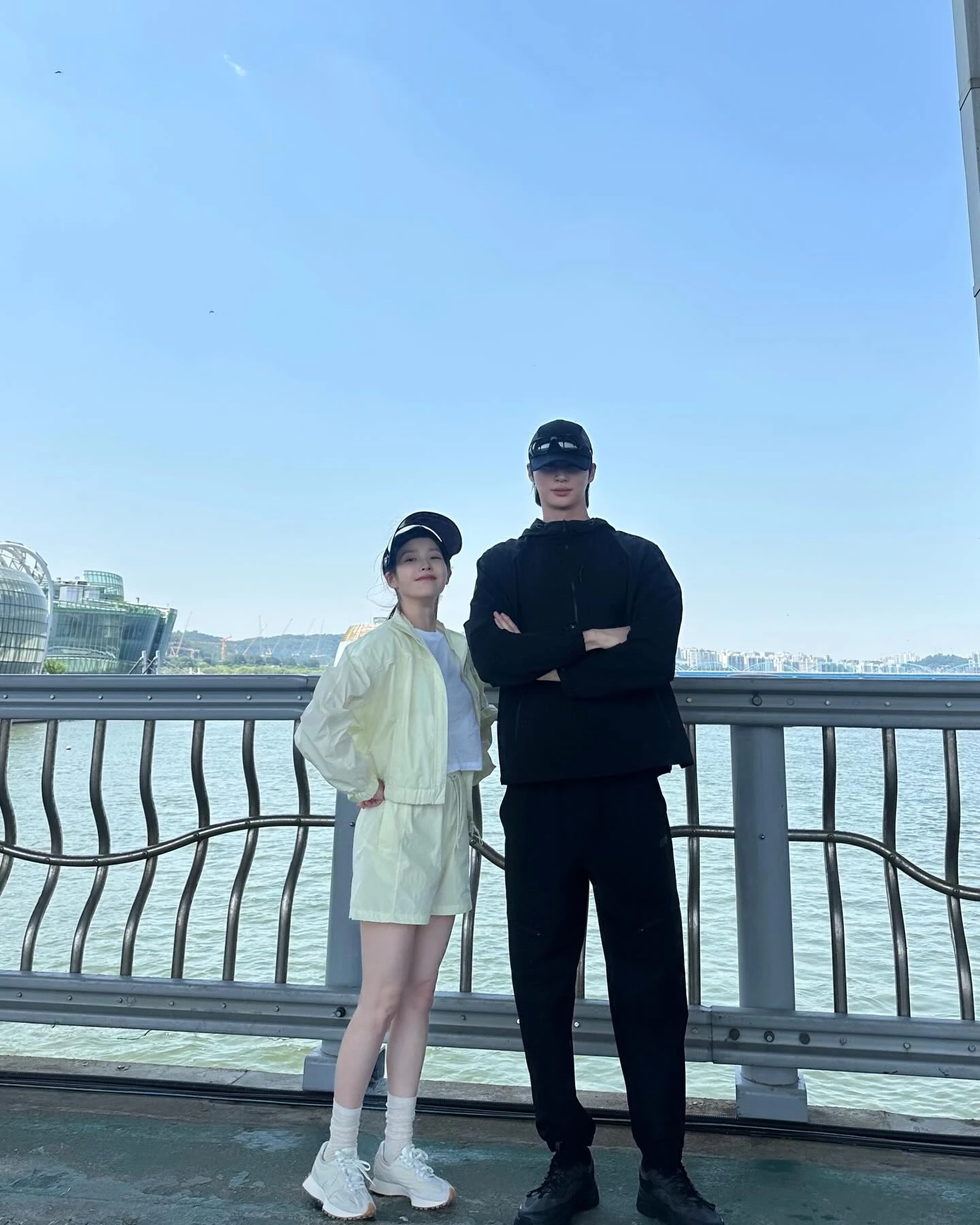 除了日常休閒風,IU私下也很擅長把運動套裝穿得毫不無聊。這套她以淡奶油色輕機能外套搭配同色系短褲,內搭白T維持整體清爽度,造型看起來乾淨俐落,又有很強的韓系日常感。腳上則選穿看似奶茶白配色的New Balance 327,利用鞋身流線輪廓與復古跑鞋線條,替整體增加一點輕盈感,也讓這身原本偏運動的穿搭,多了幾分時髦氣息。