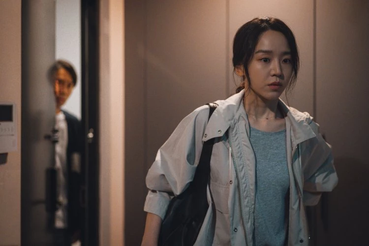 驚悚電影《千萬別開門》 為韓劇女神孔曉振在 2016 年主演《鎖命危機》的系列作，實力派女神申惠善再次擔綱主演，故事圍繞在幹練的公司職員張秀賢因為在二手拍賣網買到爛貨留下負評，沒想到生活也因此大受影響，除了也是以貼近日常的題材神展開而廣受好評。