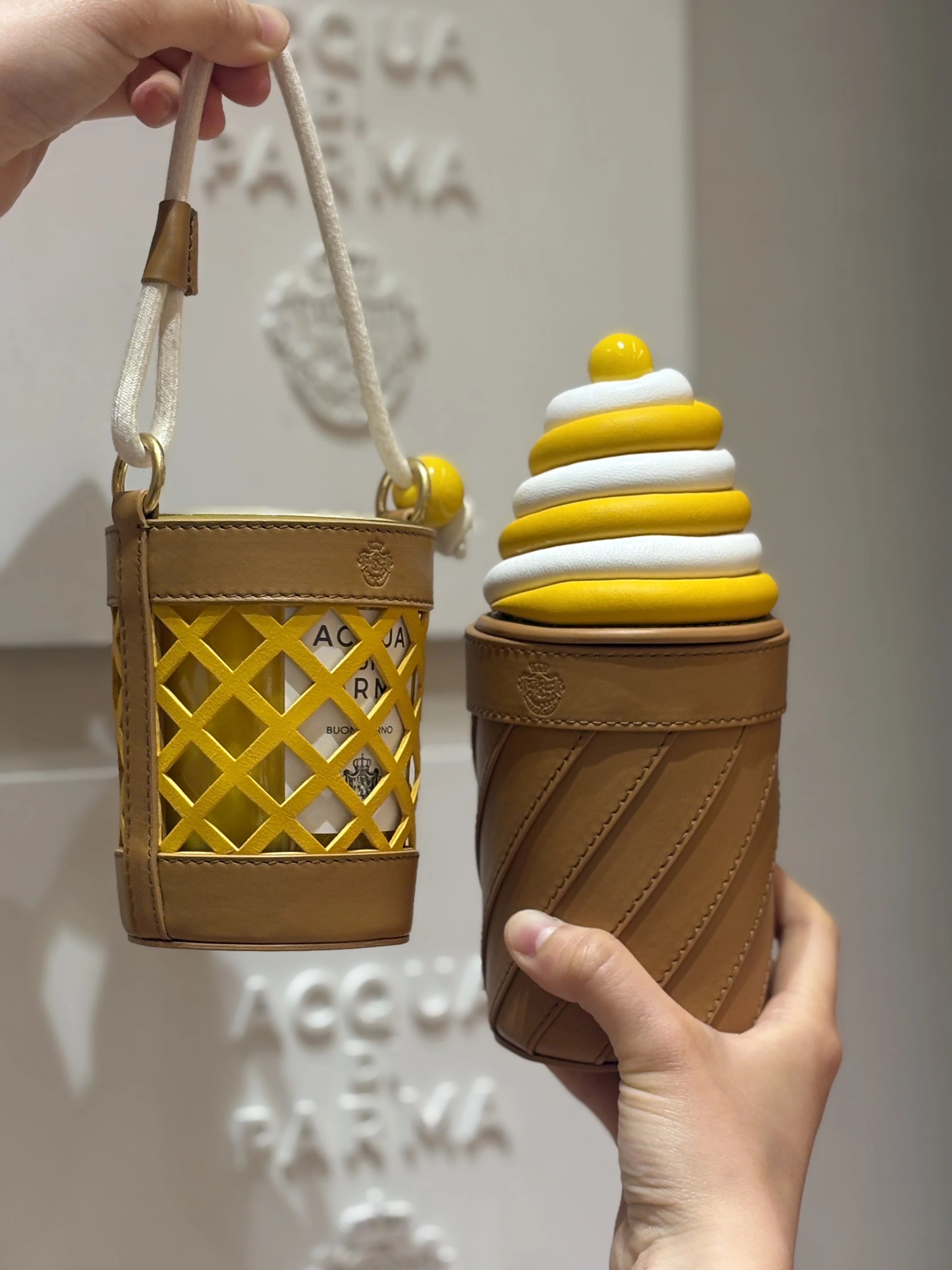 義式工藝限量香水皮革瓶蓋/餐巾環(4入),NTD18,000;義式工藝限量香水皮革提袋,NTD7,900
