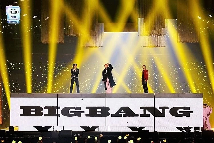 2006 年成團的 BIGBANG，以識別性十足的搶眼造型，加上一首首洗腦神曲而紅遍全球，全球累積專輯銷量超過 1300 萬張，更是第一個入選「富比士百大名人」的韓國藝人。