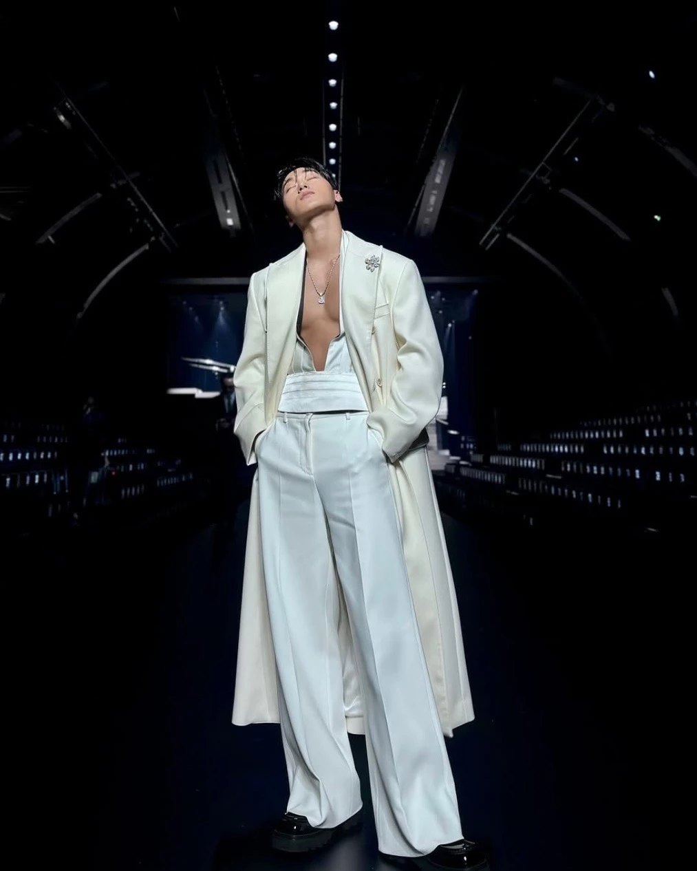 ATEEZ 一出道,便以強烈的電子音樂、獨特的世界觀與爆發力舞台聞名,一步步成為四代團中海外成績最亮眼的代表男團之一,甚至在 2024 年成為首組登上 Coachella 的男團,其中崔傘更因為霸氣與高冷兼具的氣場,加上充滿魅力的舞台表現,讓他人氣不斷攀升。