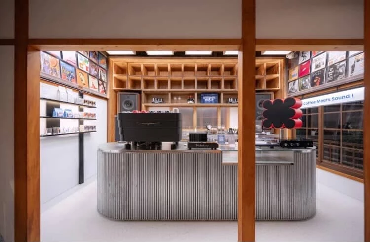 以「聲音策展」為核心的生活風格品牌「Frisson」，透過音響選品、黑膠音樂與空間設計，打造沉浸式的感官體驗場域，近日在台北「光在錦町」則開設首間實體空間，將音樂轉化為可被感受的生活風景，同時結合人氣餐飲品牌甜酸（Sweet & Sour Coffee Wave），成為結合咖啡、音樂與生活多種元素，打造出兼具風格與放鬆感的複合式生活場域。