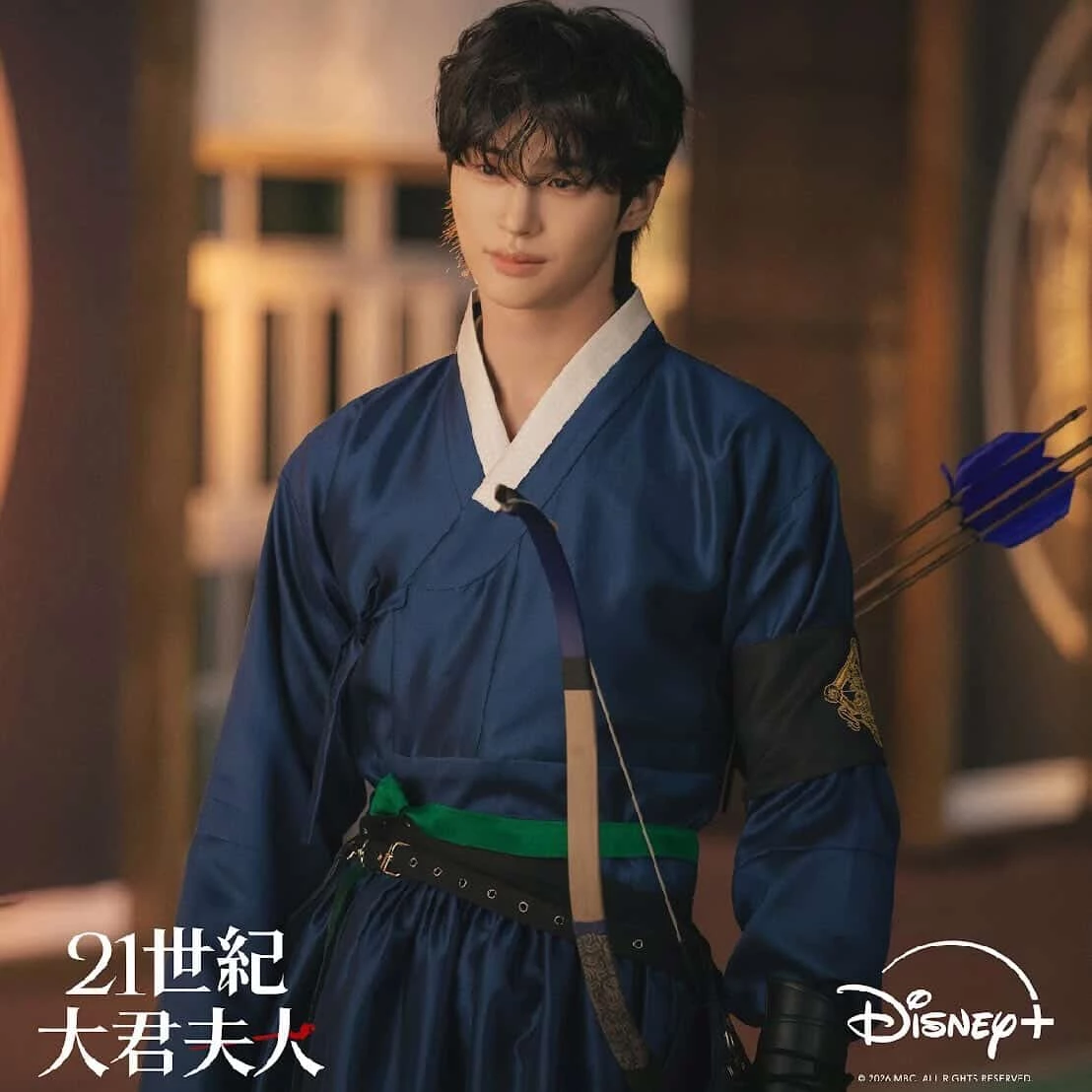 Disney+ 日前也搶先釋出一系列《21 世紀大君夫人》的海報與劇照,擁有 190 公分大長腿的邊佑錫,貴氣十足的裝扮一釋出再次帥出新高度,瞬間征服無數粉絲!