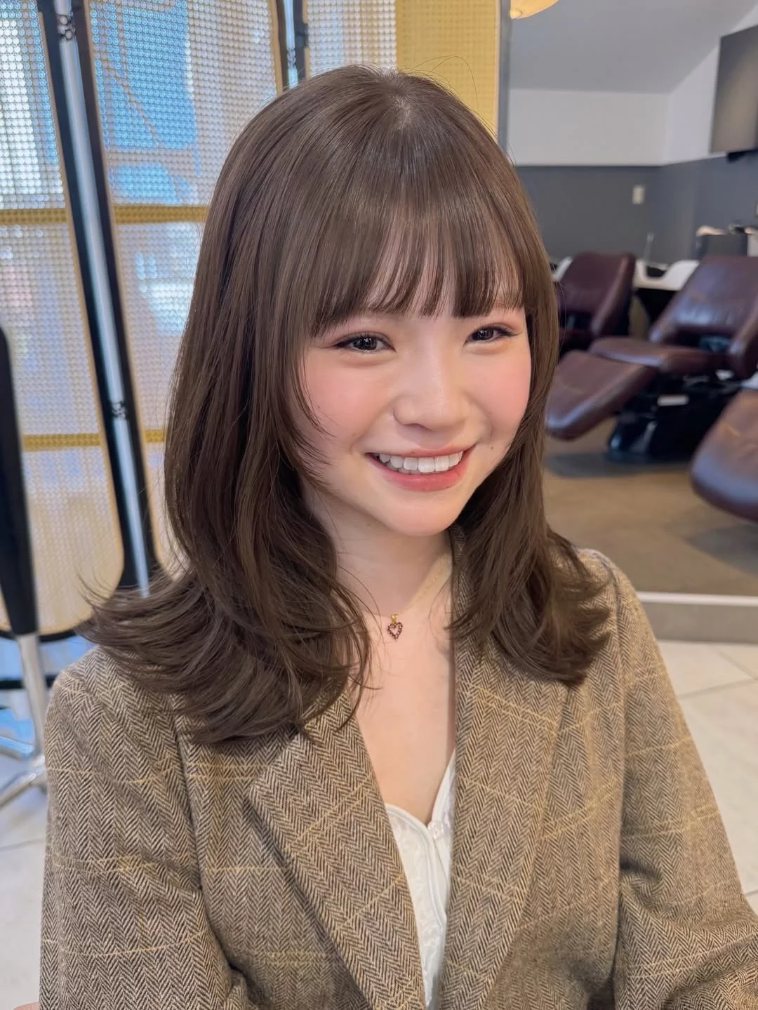OL減齡髮型推薦2：小顏層次剪中長髮