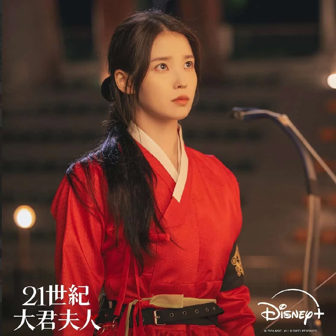 Disney+ 日前也搶先釋出一系列《21 世紀大君夫人》的海報與劇照,不只期待 IU 在繼《德魯納酒店》後,又將為大家帶來一場接一場的時尚服裝秀
