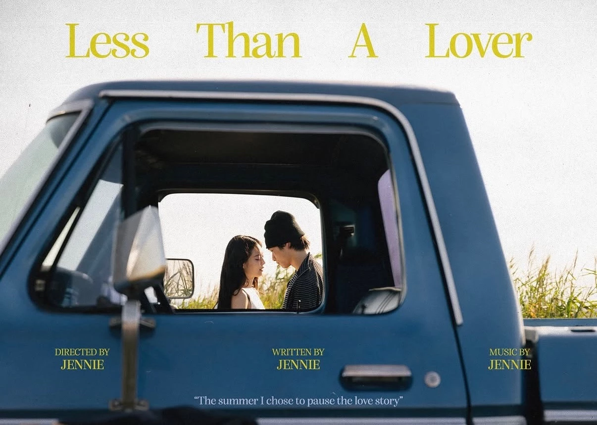 近期 NAH 再度受到外界矚目,正是因為出現在 BLACKPINK Jennie 最新單曲〈Less than a LOVER〉的宣傳照中。Jennie 在社群率先公開一張與神祕男子親密依偎的拍立得照片,立刻在網路掀起熱烈討論,不少粉絲開始比對身形、髮型與穿搭細節,推測照片中的男主角就是 NAH。