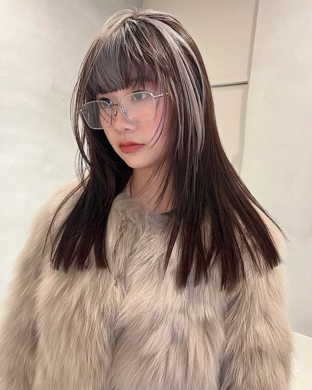 灰色頭髮造型推薦14：齊瀏海長髮挑染