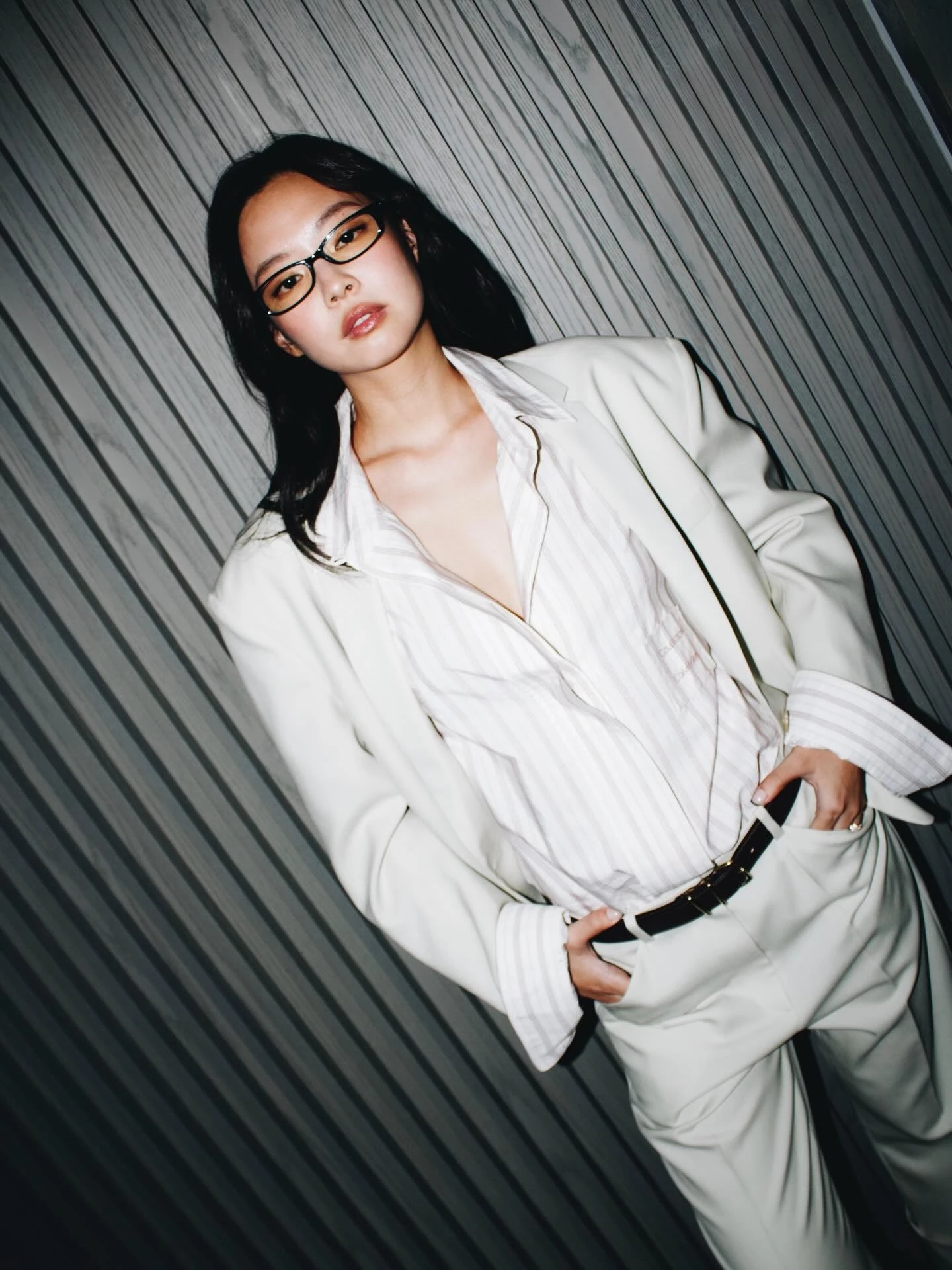 Jennie以書呆子眼鏡亮相CK全網熱議，再到Coach、Ralph Lauren、Tory Burch的聲勢仍然高漲。值得注意的是，在全球景氣與地緣政治動盪之下，美國品牌過去被批評過度商業化的美式時尚，如今反而成為優勢，在不確定年代，能真正轉化為銷售的創意，才是最具韌性的時髦資本。