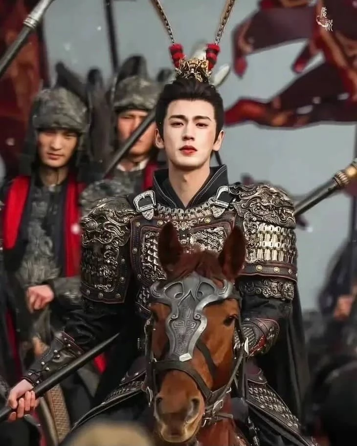 張凌赫在《逐玉》中，飾演落難侯爺謝征，與田曦薇主演的屠戶之女樊長玉大談「假婚真愛」之戀，不只兩人 CP 感十足，張凌赫高挑的身形加上冷豔形象，以及踏上戰場的霸氣反差，讓人只要一點開《逐玉》就會立刻被圈粉，而他今年更將帶來《歸鸞》、《這一秒過火》等新作品，人氣勢必在上一層樓！