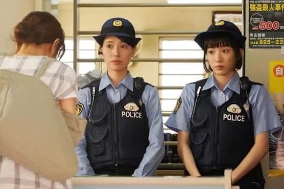 由泰三子的知名漫畫改編，戶田惠梨香與永野芽郁主演的《秘密內幕～女警的反擊～》，故事講述想辭職的年輕女警川合麻依遇見被調到派出所的前王牌刑警藤聖子，兩人在看似日常的基層警務中面對騷擾、家庭糾紛、犯罪現場與職場壓力，意外產生堅定的友情。