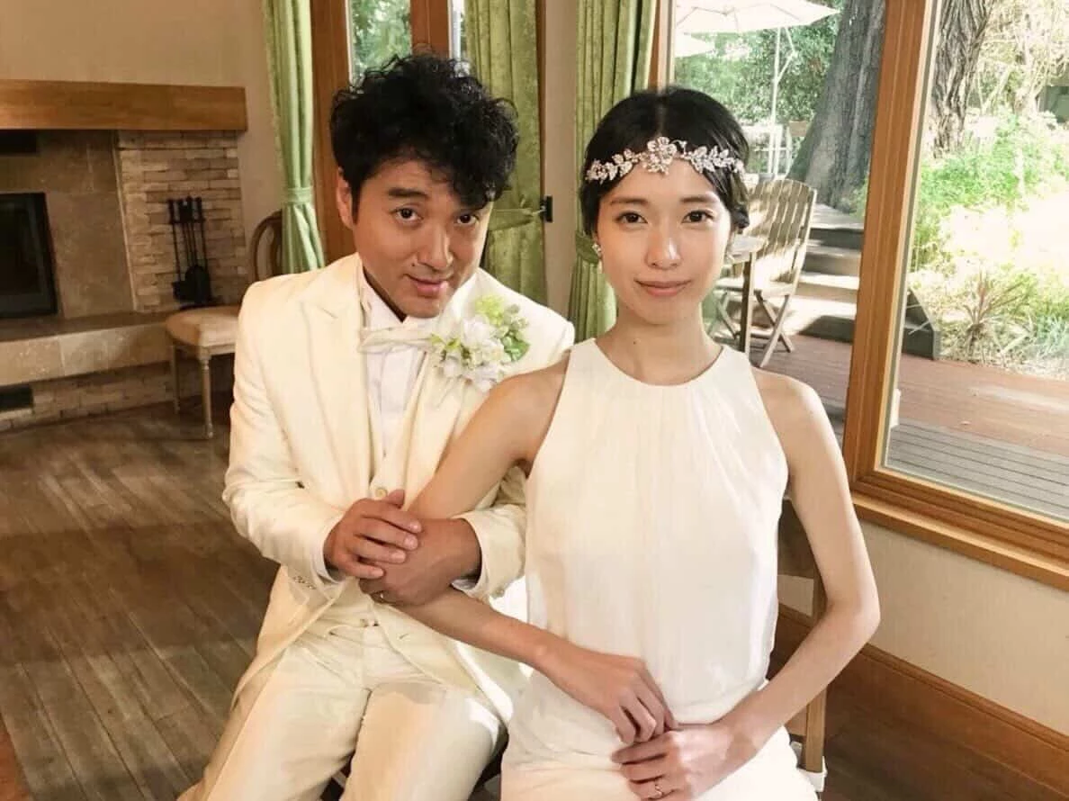 由戶田惠梨香、室剛主演的《大戀愛～和忘了我的妳》，故事描述年輕女醫師北澤尚與小說家間宮真司相戀，卻在幸福剛開始時發現自己罹患年輕型阿茲海默症，兩人必須在記憶逐漸消失前重新理解愛與陪伴。