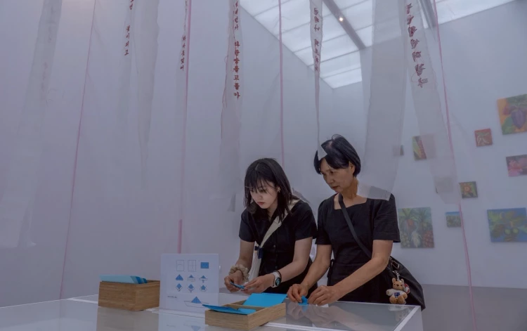 尹洙竫的〈家，流浪的起點，漂流的終站〉喚起遷徙背後關於認同與療癒的集體記憶。