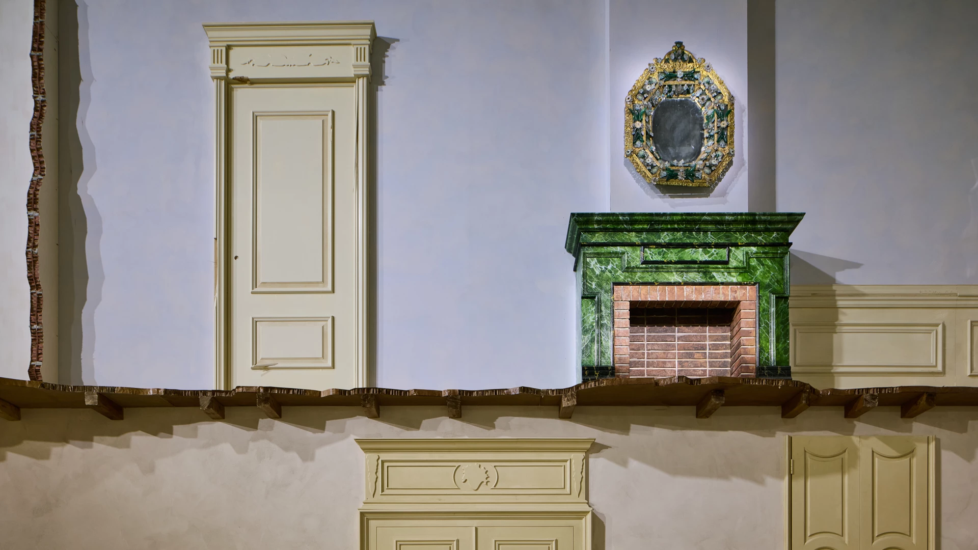 Prada沒有大聲宣告趨勢，卻用結構一再告訴我們：女性從來不是單一角色。穿著不是掩飾，而是揭示。