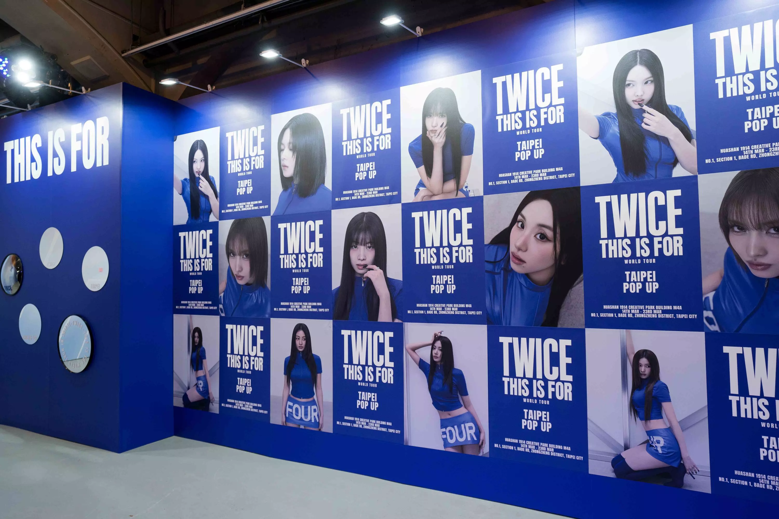 為了讓歌迷完整體驗朝聖 TWICE 的旅程，Live Nation Taiwan 更在 2 號及 3 號倉庫精心打造沉浸式打卡裝置區，像是巨型「TWICE」立體雕字搭配炫目光影投射、巡迴標準字自拍鏡牆、九位成員專屬大型打卡牆，以及重返高雄場的全員親筆簽名海報，從入口到每個角落都充滿巡演氛圍，打造宛如走進 TWICE 世界巡迴現場的朝聖空間。