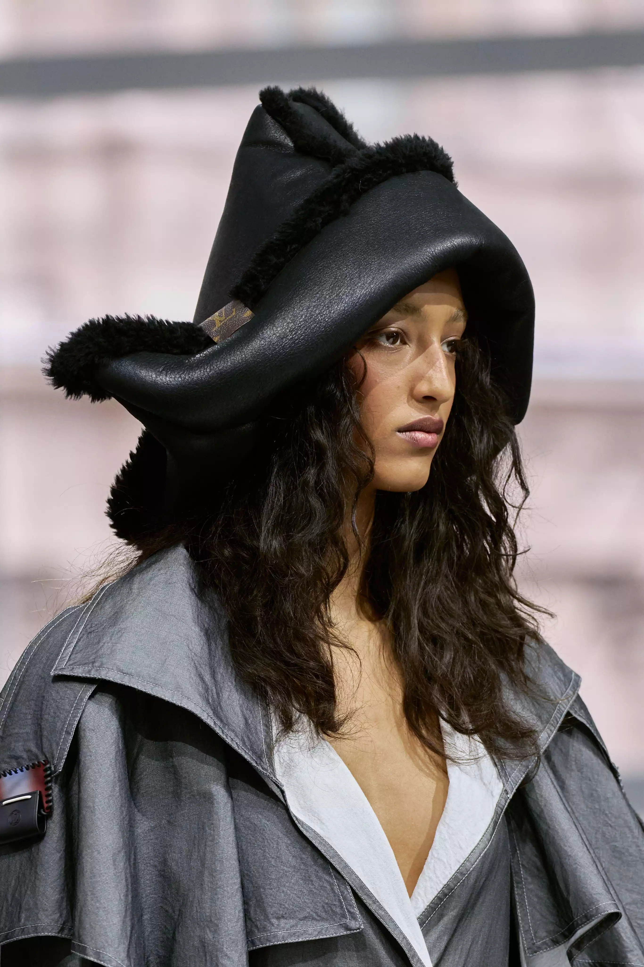 本季巴黎時裝週秀場，似乎不約而同都出現「森林感」，包含先走完的Hermès，以及同一天登場的Miu Miu，不過LV的切入點似乎不大一樣，山脈、森林與高地環境成為輪廓的起點，大量外套與披風帶著保護性的包覆感，肩線與層次也像是在回應氣候與地形，讓整體造型看起來既實用又帶點神話感。