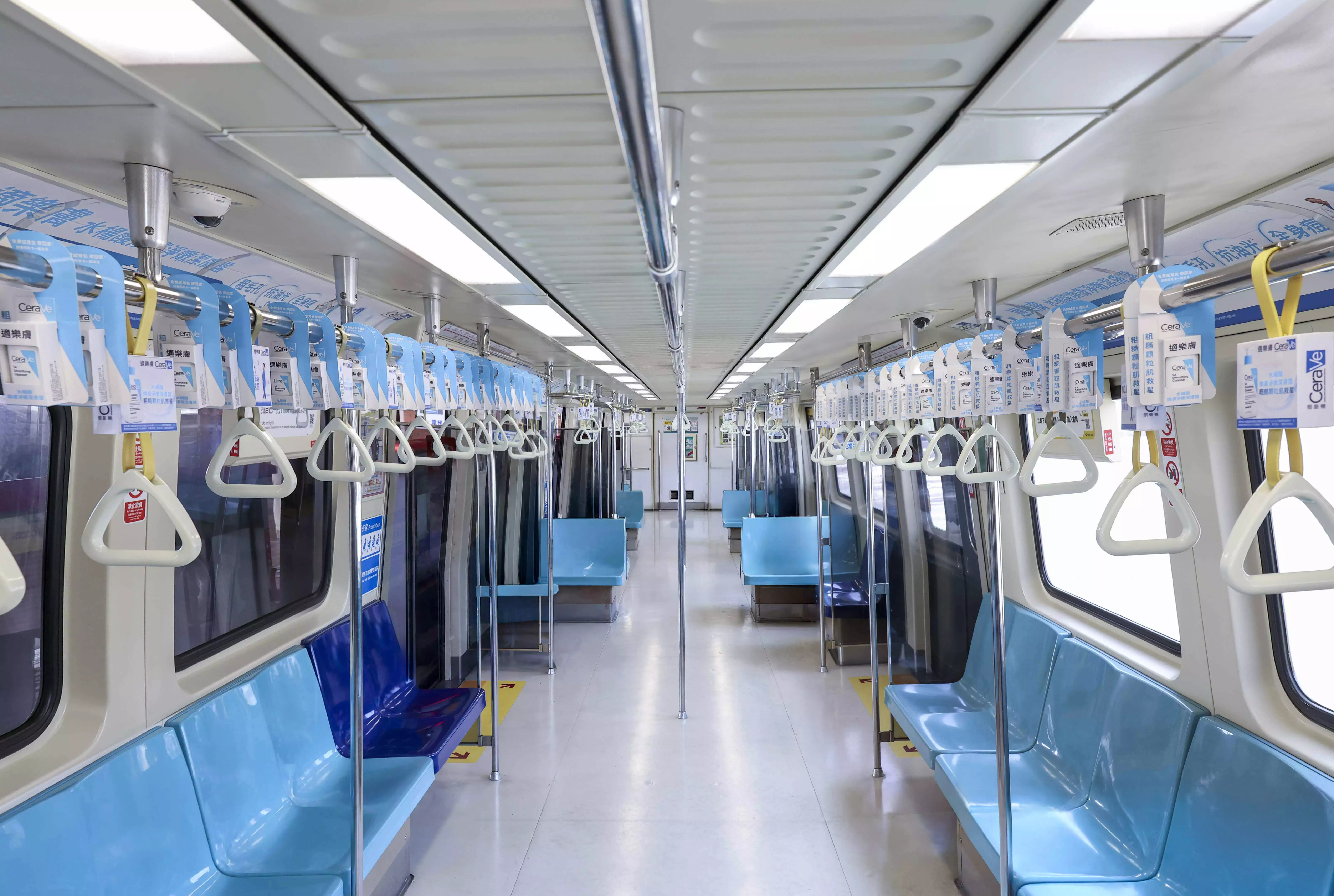 台北捷運時發現車廂內扶手欄杆上掛滿CeraVe適樂膚商品