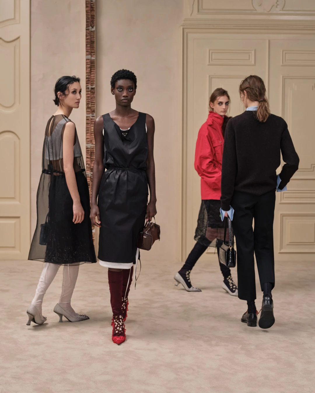 視角轉換，是這季另一個關鍵。運動元素與刺繡緞面並置，誇張短褲壓在精緻裙裝之上，結構像是從內部慢慢突變。不是對立，而是讓矛盾共存，看似簡化，實則複雜的處理才是功伕的所在。你會先看到極簡輪廓，下一秒才意識到裡面暗藏的層疊，線條乾淨，但比例刻意不安分。