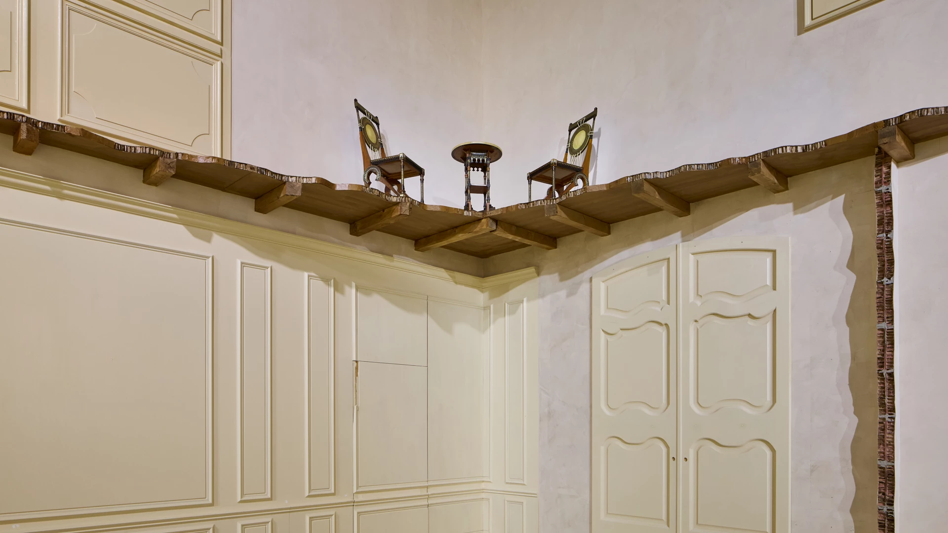 秀場選在Fondazione Prada的Deposito空間，四周陳列橫跨五個世紀的藝術與家具：16、17 世紀掛毯與畫作、18 世紀威尼斯鏡與邊桌、20 世紀椅子與燈具。時間被壓縮在同一個空間裡。