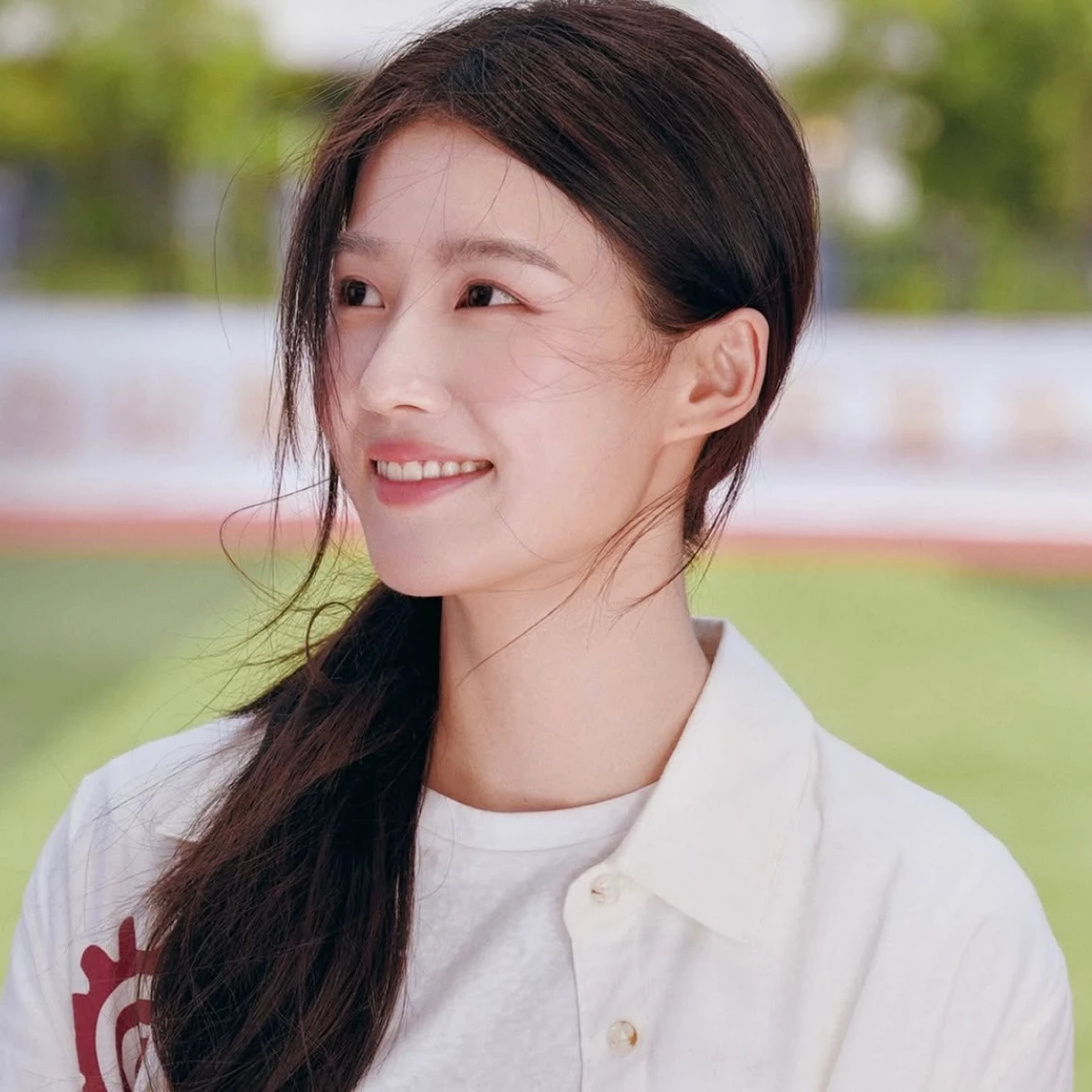 過去因《雲之羽》女二上官淺一角而人氣上升的盧昱曉,清冷卻帶有少女感的氣息成為她的標誌特色,這次在《折月亮》中飾演女主角雲厘,因為原生家庭、左耳失聰與社交恐懼等因素,因此個性敏感、內向且缺乏安全感,為了向父親證明自己能獨立生活,選擇報考南蕪研究所。