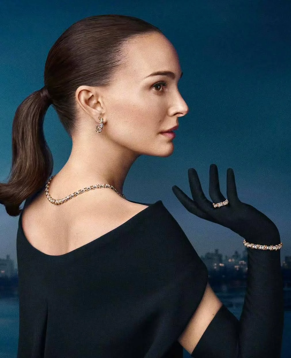 奧斯卡影后娜塔莉波曼正式成為Tiffany & Co.全球品牌大使，加入Rosé、Anya Taylor-Joy等現有的大使陣容，波曼在接受訪問時表示，她對 Tiffany & Co. 的情感可以追溯到青少年時期。她回憶，當時因觀看經典電影 Breakfast at Tiffany’s，以及在猶太成人禮時常見的 Tiffany 心形項鍊禮物，而對品牌留下深刻印象。