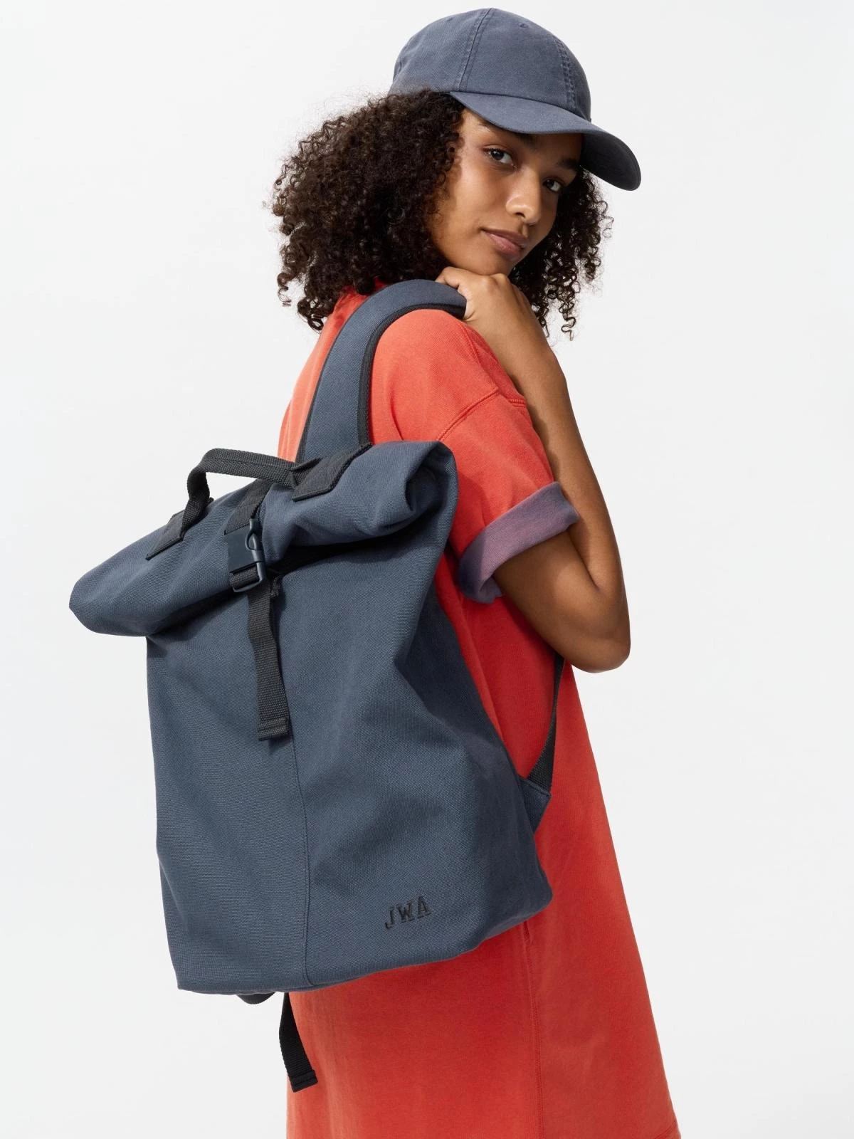 Jonathan Anderson身兼多重身分，從個人品牌JW Anderson、到曾帶領Loewe年營收暴漲，再到全面接掌Dior創意總監，都是時尚圈的關鍵人物。這款捲蓋後背包，正是他將高端時裝邏輯轉譯為平價LifeWear的代表作之一。