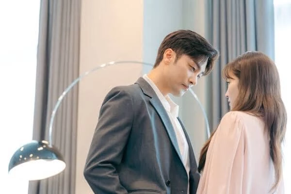 由鄭侑敏、成勳、陳智熙、姜信曉、吳昇允主演的《完美的結婚公式》,故事圍繞在從小被家族忽視的女主角在遭受背叛後決心逆轉命運,她回到過去重新布局,改寫婚約、利用婚姻結盟、反擊傷害自己的人。