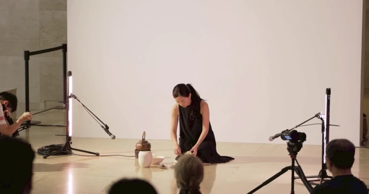  ​  《漂流宴》開幕演出〈克里奧化身體〉透過身體行動與聲響編織流動、混融與轉化的感知經驗。